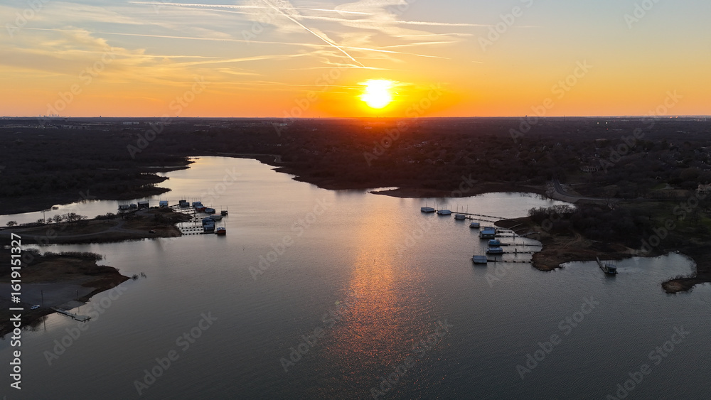 Naklejka premium Evening sunset over a lake