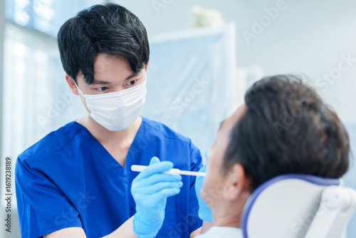 Wallpaper Mural 虫歯を治療する歯科医 Torontodigital.ca