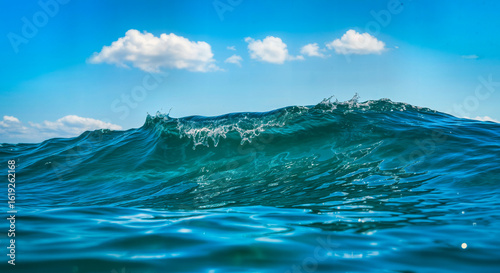 detalle de agua de mar moviendose iniciando una ola