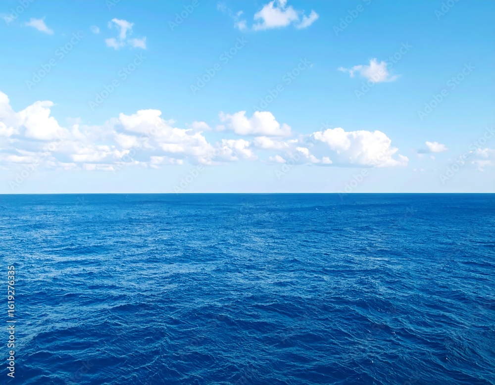 Obraz premium Vast expanse of ocean meeting a clear sky