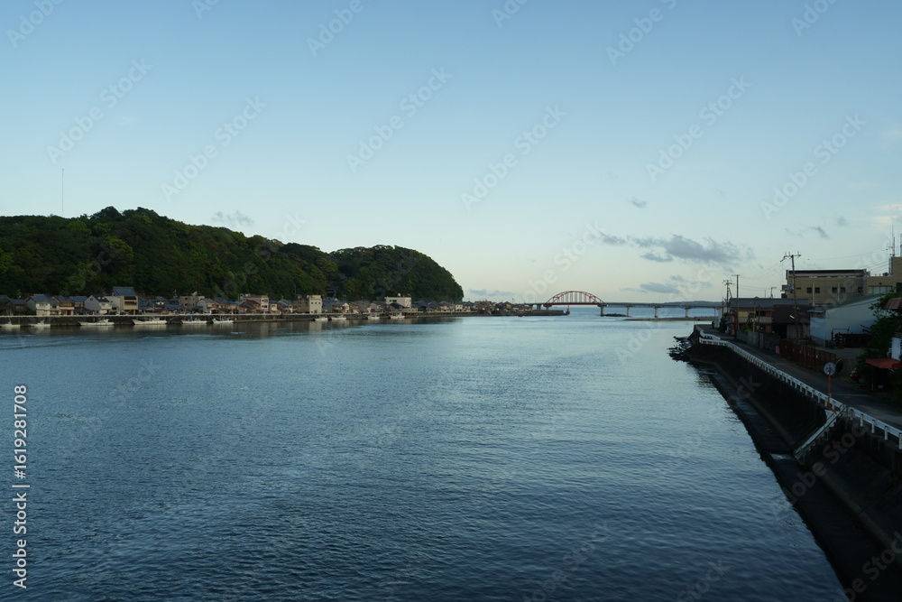 Obraz premium 大きな川に架かる鉄橋と漁村