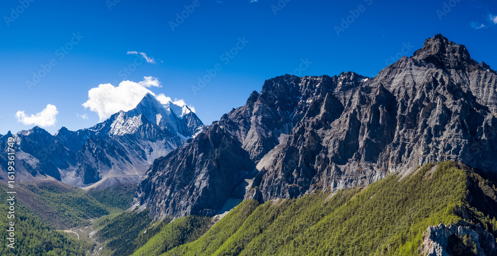 Fototapeta premium Grand Majestic Snowy Mountain Landscape Under Dramatic Skies