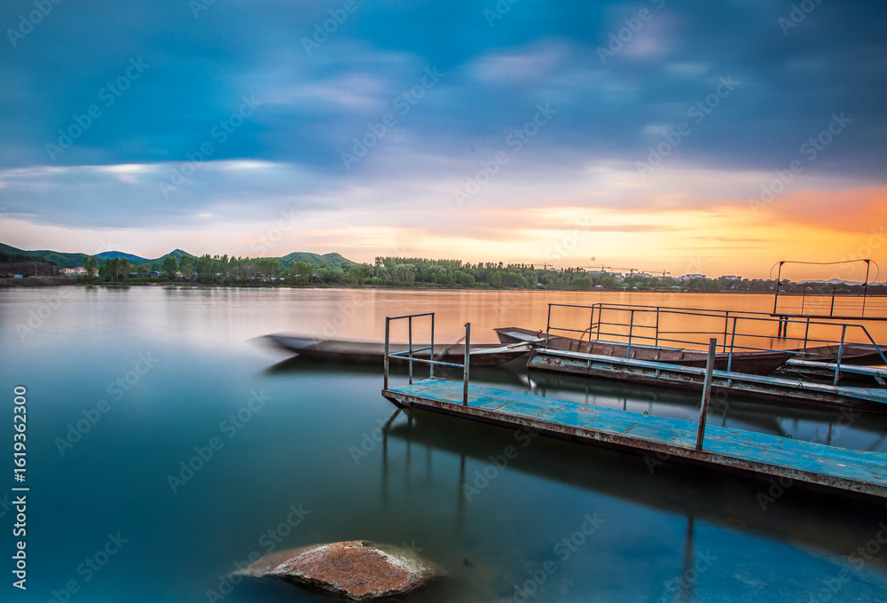 Fototapeta premium Stunning Lake and Mountain Scenery with Colorful Evening Glow at Dusk