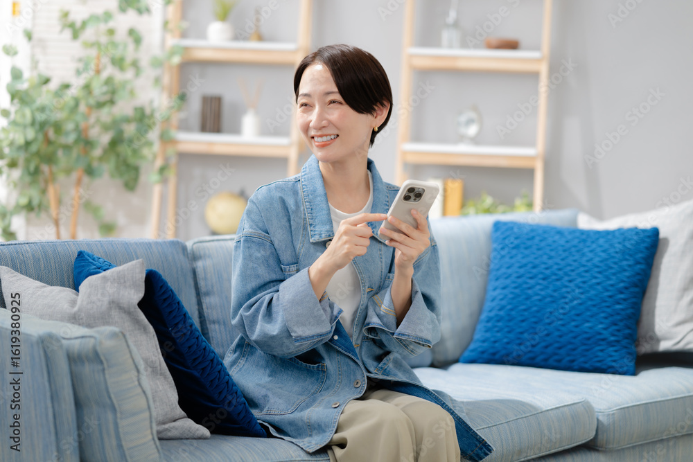 Obraz premium スマホを見るミドルの女性