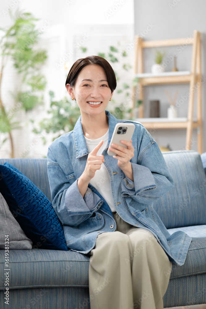 Obraz premium スマホを見るミドルの女性