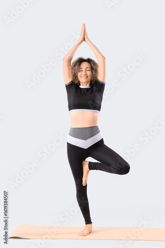 Sporty mature woman doing y...
