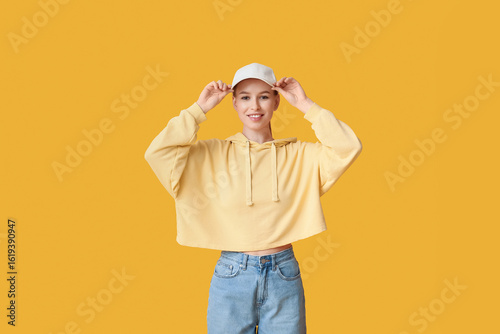 Happy young woman in stylis...