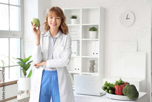 Female nutritionist with ap...
