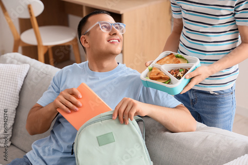 Father and his little son w...