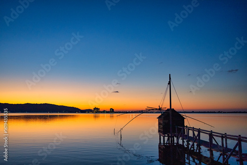 穏やかな湖畔の幻想的な夕焼け 鳥取県湯梨浜町東郷湖
