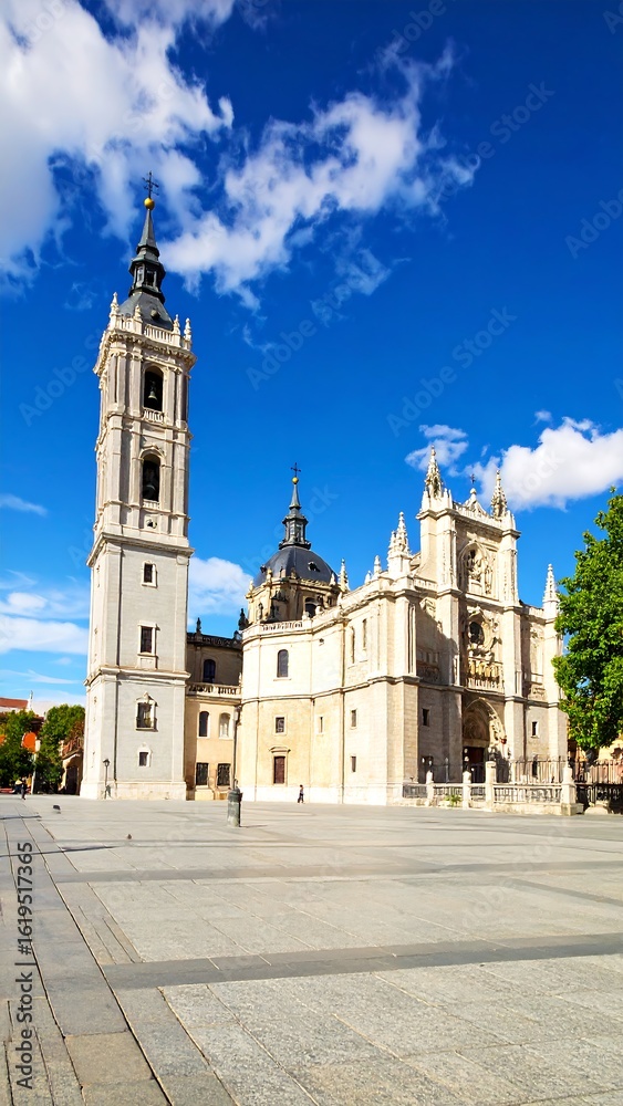 Obraz premium Exterior of a grand cathedral on a sunny day