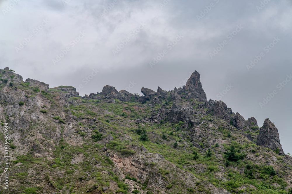 Naklejka premium 有珠山の岩山