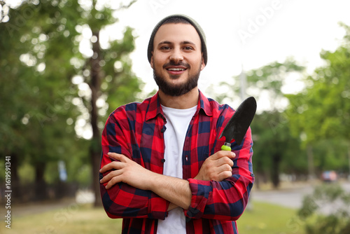 Male gardener with shovel i...