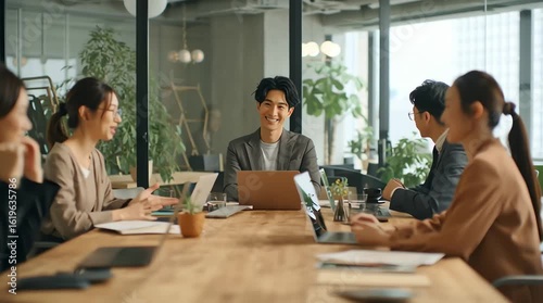 現代的なオフィスで会議する日本人ビジネスチームのポートレート動画｜チーム,ビジネス,スマートカジュアル,協力,仲間,企業

