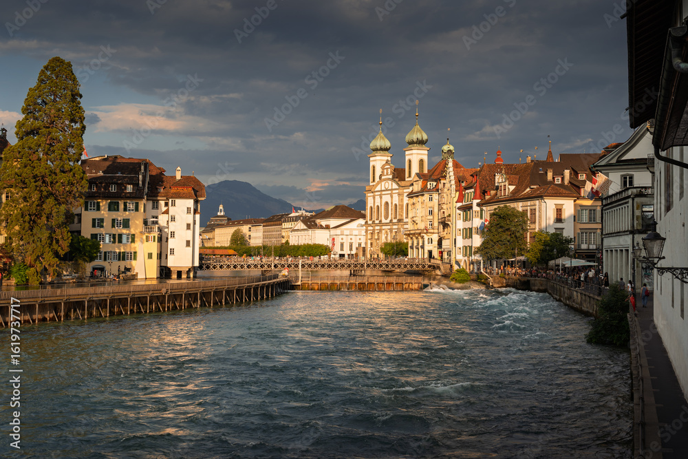 Fototapeta premium Luzern Altstadt im goldenen Abendlicht