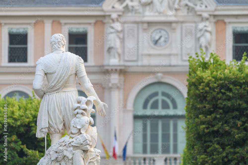 Obraz premium Statue d'Henri 4, place Royale, fait face à la mairie de Pau