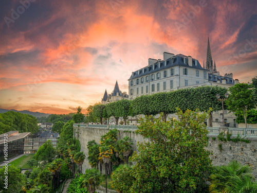 Fotografie Coucher de soleil sur le boulevard des Pyrénées à Pau