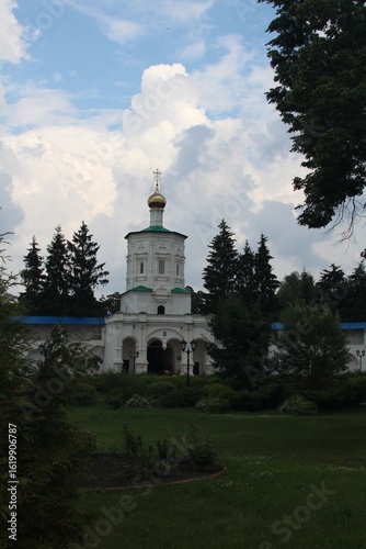 Foto Ryazan, Russia — June 13, 2021: Gate Church of the Solotchin Monastery of the Na