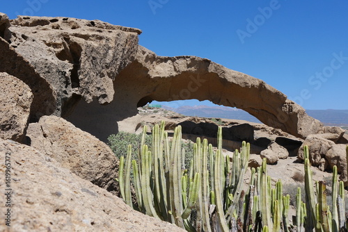 Felsbogen Arco de Tajao an der Küste und in Halbwüste auf Teneriffa
