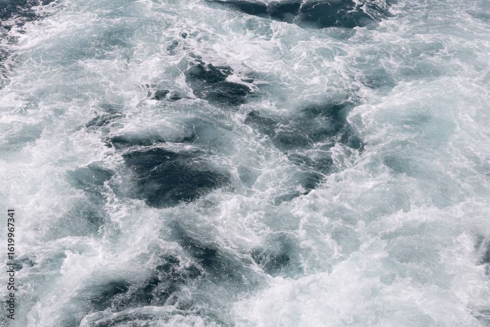 Fototapeta premium Dynamic Ocean Waves in Motion