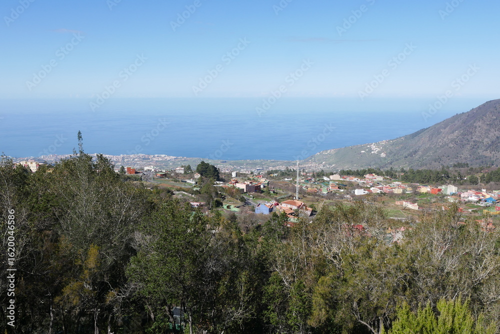 Fototapeta premium Blick nach La Orotava und Meer auf Teneriffa