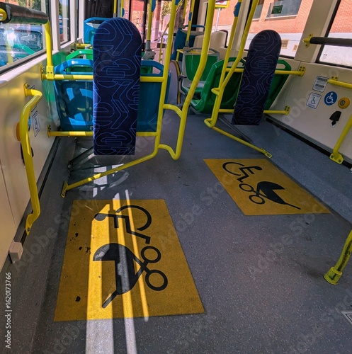 Bild auf Leinwand Espacio reservado a sillas de ruedas y coches de niño en la plataforma central d