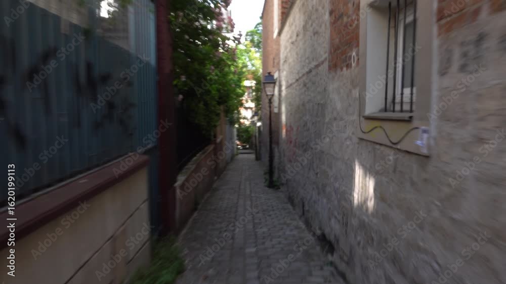 Vue en accéléré tremblante et floue en marchant dans une rue étroite en été