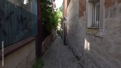 Vue en accéléré tremblante et floue en marchant dans une rue étroite en été