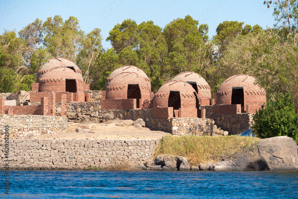 Φωτογραφία Close up of traditional small buildings with a dome, near the historical Nubian village and the city of Aswan, Egypt