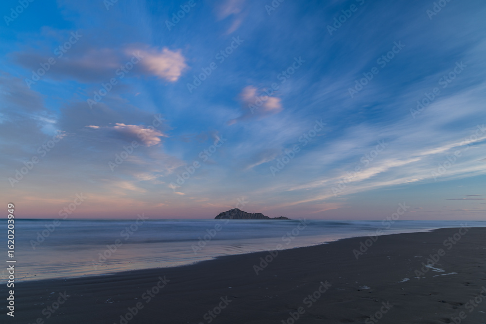 Fototapeta premium ニュージーランド ホークスベイのヘイスティングス地方にあるワイマラマビーチから見えるベア島と夕焼け空