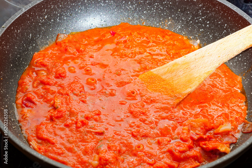 Cooking tomato sauce