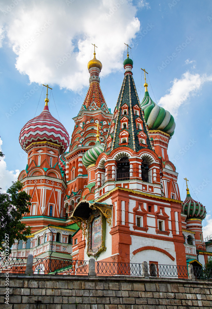 Fototapeta premium View of the Kremlin from the Bolshoy Moskvoretsky Bridge with flowers on a clear sunny day, Moscow. Sights of Russia. Architecture of World tourism.