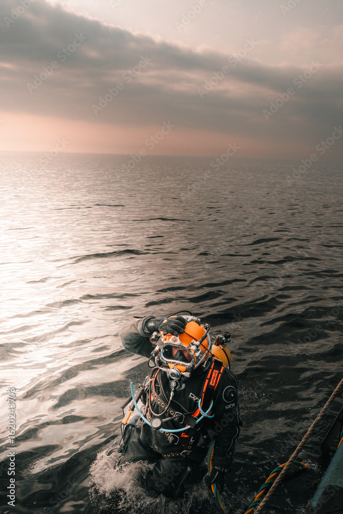 Obraz premium Diver jumping in water 