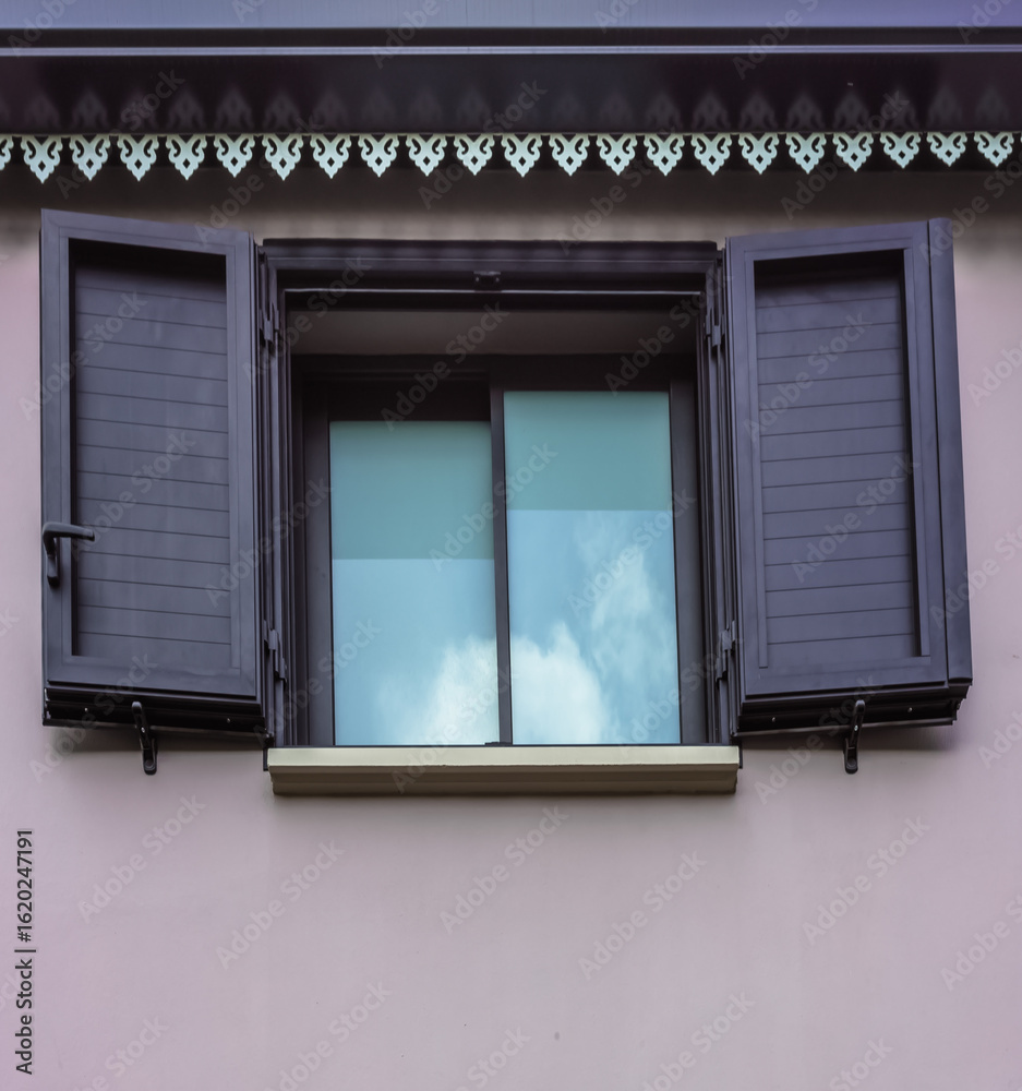 Fototapeta premium Fenêtre de maison réunionnaise 