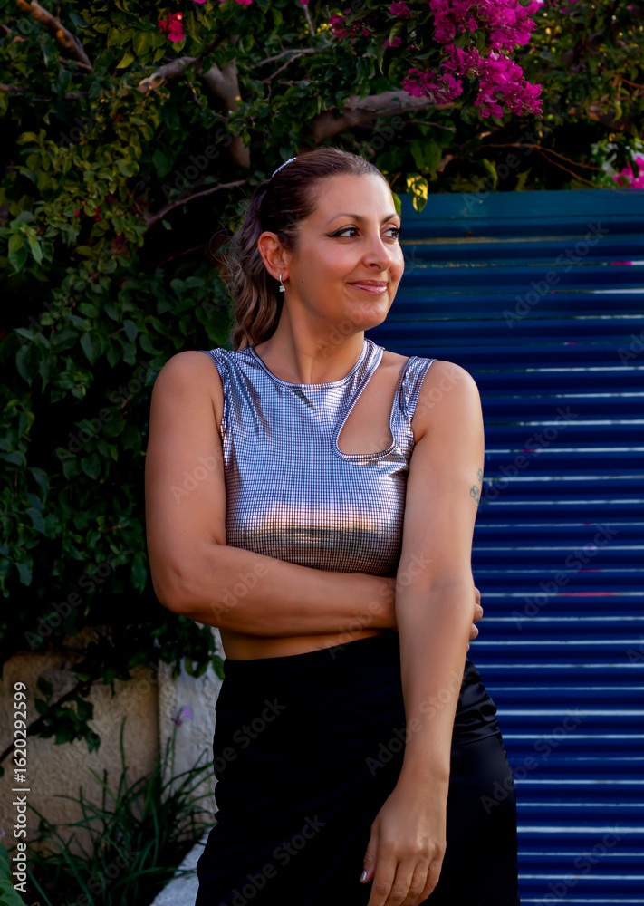 Naklejka premium portrait of party girl in the garden 