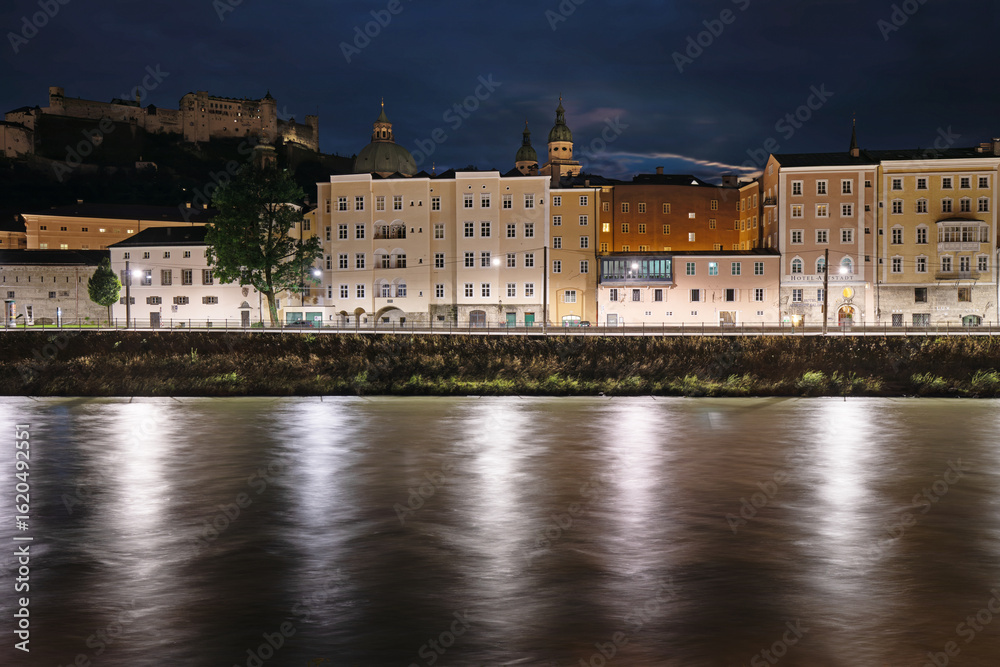Fototapeta premium Salzburg leuchtet im ersten Licht des Sommermorgens