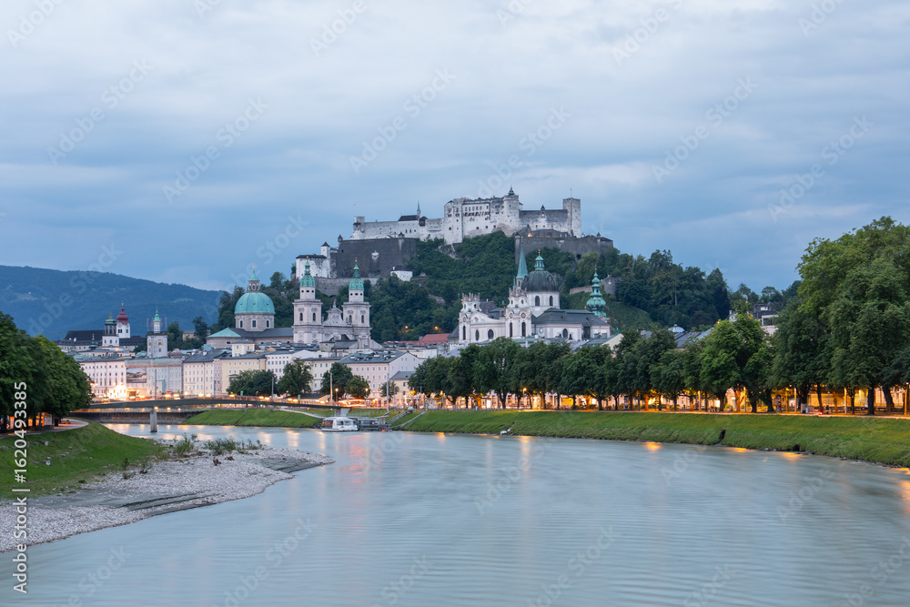 Obraz premium Salzburg leuchtet im ersten Licht des Sommermorgens