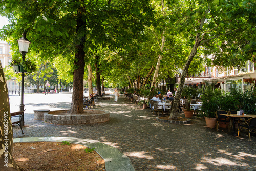 Canvas Print Hviezdoslav-Platz, Promenade mit Bäumen, Bänken und Cafes in Bratislava, Slowake