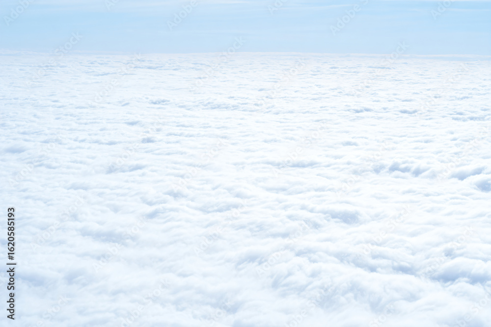 Obraz premium a plane flying above a cloud filled sky