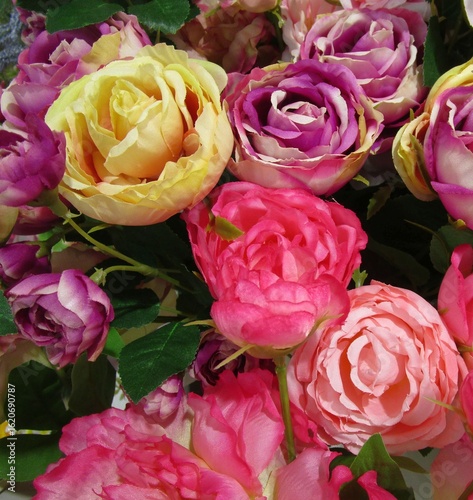 カラフルな造花の花束