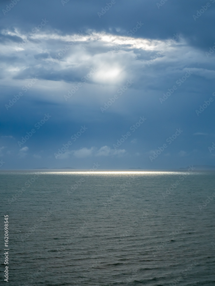 Obraz premium Seascape with strong wind and wave under cloudy sky in evening