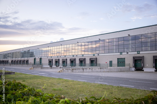 Nowoczesny magazyn logistyczny, Centrum logistyczne