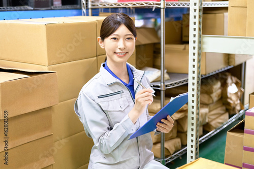 棚卸し　在庫管理する作業員の女性　運送　倉庫