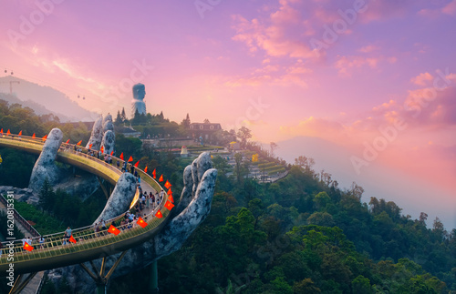 Fotografía Majestic ba na hills golden bridge at sunset in Da nang Vietnam