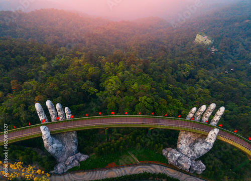 Billede på lærred Two hands of God Golden bridge at ba na hills, scenic in Da nang Vietnam mountai
