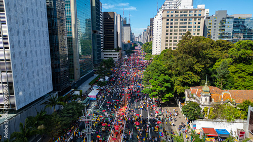 Parada Orgulho Avenida Paulista São Paulo Drag LGBTQIAP+ Festival Diversidade Rua Ocupada Multidão Cores Festa Urbana Metrópole Evento Carnaval Brasil Brasileiro Cultura Música Bandeira Arco-íris