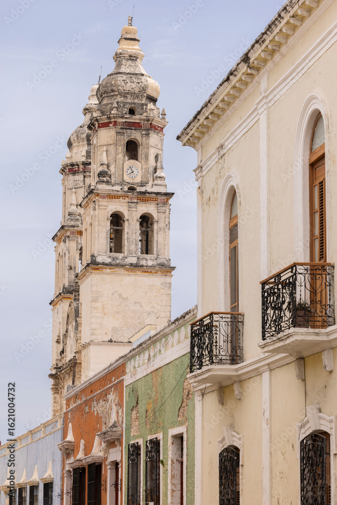 Obraz premium Beautiful Spanish colonial architecture and church in the city center of Campeche, Mexico.