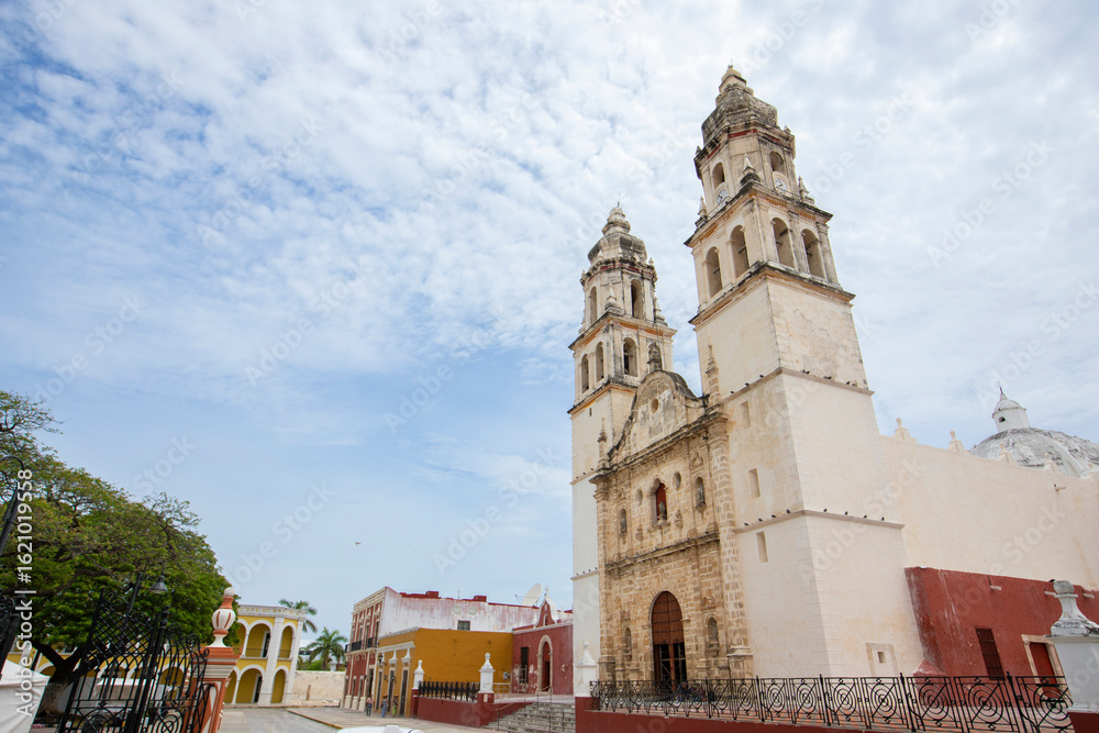 Fototapeta premium Beautiful Spanish colonial architecture and church in the city center of Campeche, Mexico.