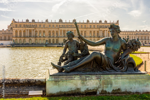 Behang Versailles palace and sculpture of La Marne river allegory outside Paris, France