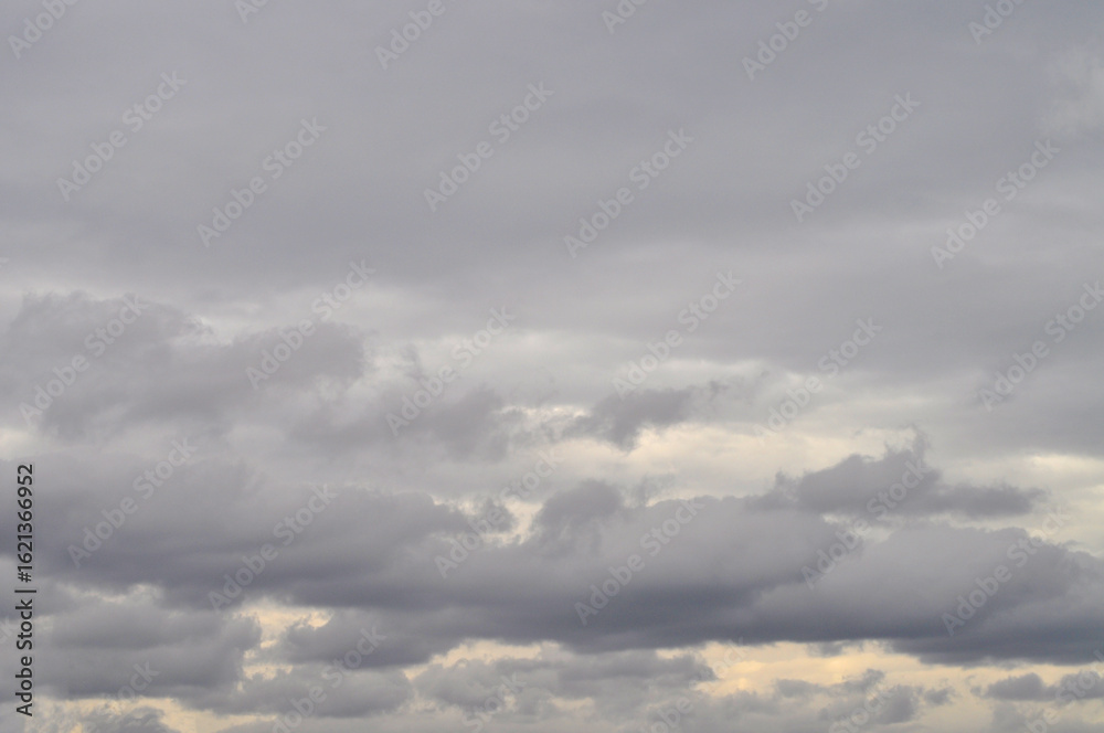 Obraz premium Sky overcast with gray clouds